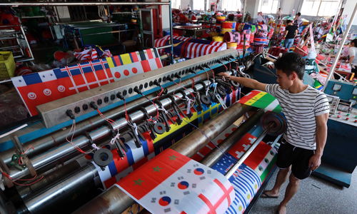 義烏商販造世界杯旗幟豪賺9000萬(wàn),員工月入1.6萬(wàn)忙到?jīng)]空吃飯